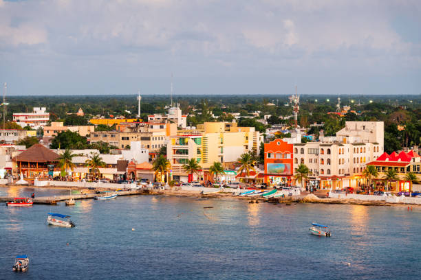 コスメル, メキシコ沿岸の町のスカイライン - cozumel ストックフォトと画像