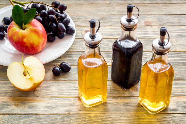 vino tinto y vinagre de sidra de manzana con uvas y manzanas rojas - balsamic vinegar bottle vinegar red wine fotografías e imágenes de stock