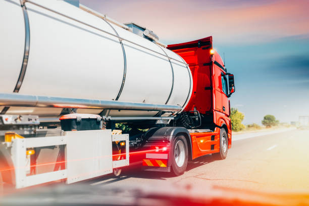 camión transportador de combustible en movimiento en una autopista - truck oil industry natural gas action fotografías e imágenes de stock