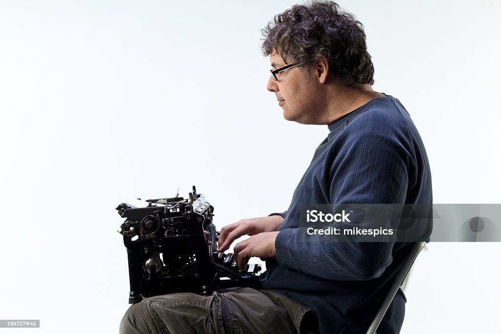 Viejo hombre usando tecnología inalámbrica con máquina de escribir en computadora - Foto de stock de Hombres libre de derechos