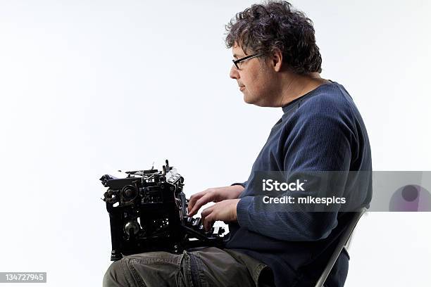 Viejo Hombre Usando Tecnología Inalámbrica Con Máquina De Escribir En Computadora Foto de stock y más banco de imágenes de Hombres