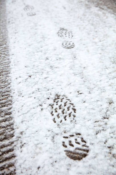 menschliche spuren im schnee - snow track human foot steps stock-fotos und bilder