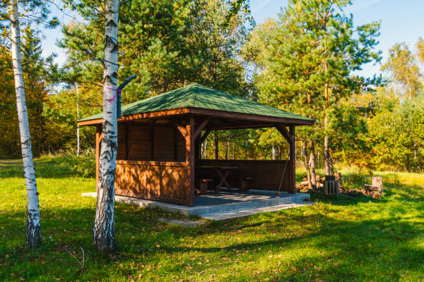 беседка и камин как место для отдыха. - garden pavilion стоковые фото и изображения