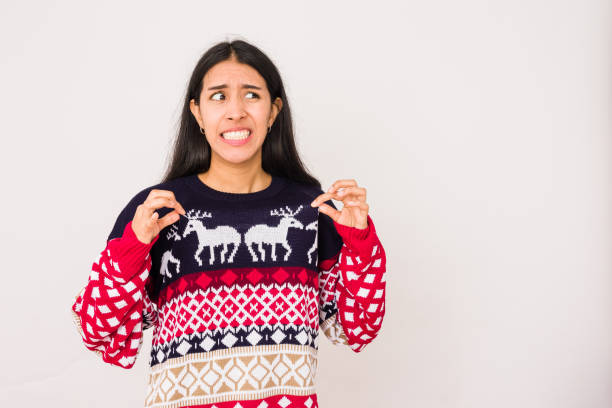weihnachtsgeschenk wird eine schlechte weihnachtsmann-idee auf eine unglückliche frau, hässlicher pullover für die weihnachtsfeier - weihnachtspullover stock-fotos und bilder