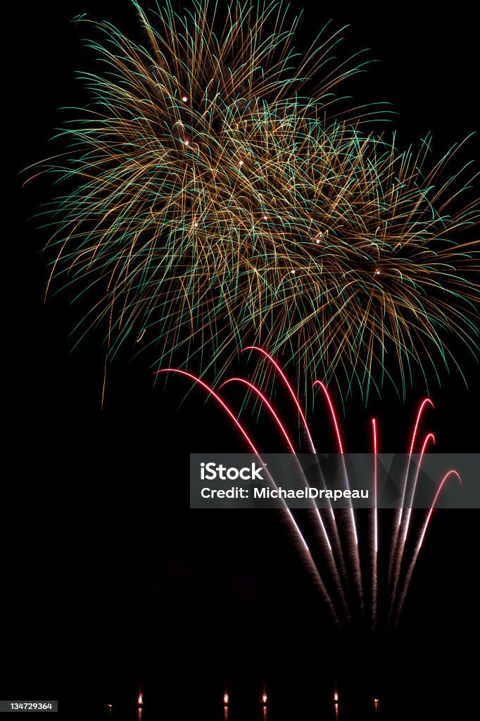 Verde e ouro fogos de artifício em um lago com céu negro - Foto de stock de Branco royalty-free