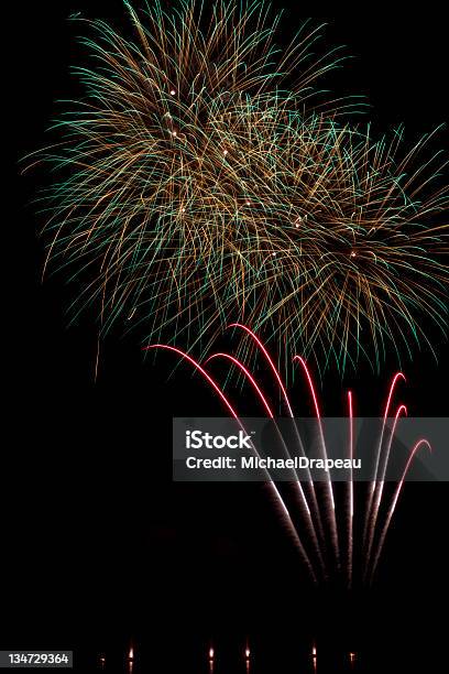 Foto de Verde E Ouro Fogos De Artifício Em Um Lago Com Céu Negro e mais fotos de stock de Branco