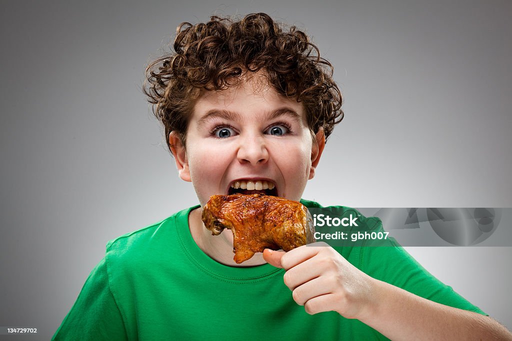 Boy 鶏の足 - 食べるのロイヤリティフリーストックフォト