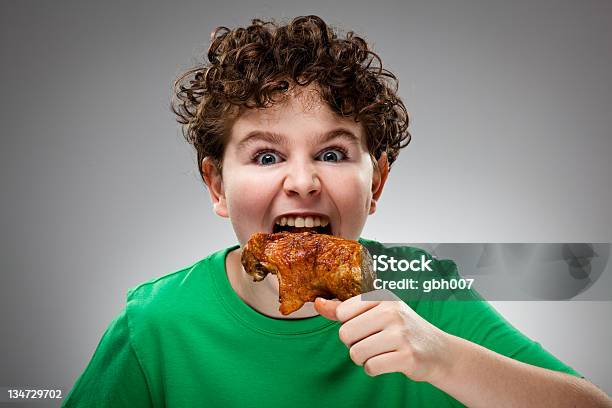 Boy 鶏の足 - 食べるのストックフォトや画像を多数ご用意 - 食べる, ローストチキン, 1人