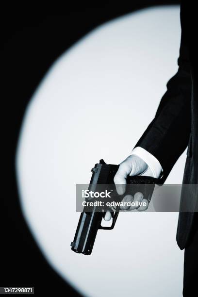 Matamata Pria Detektif Memegang Foto Desain Sampul Buku Thriller