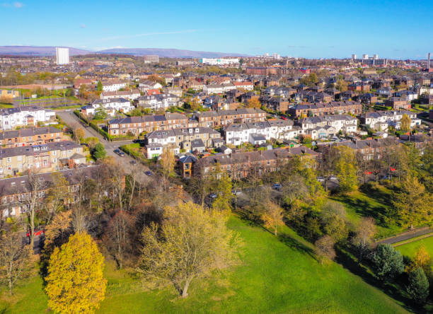 glasgow park and residential street in autumn - housing development house scotland uk imagens e fotografias de stock