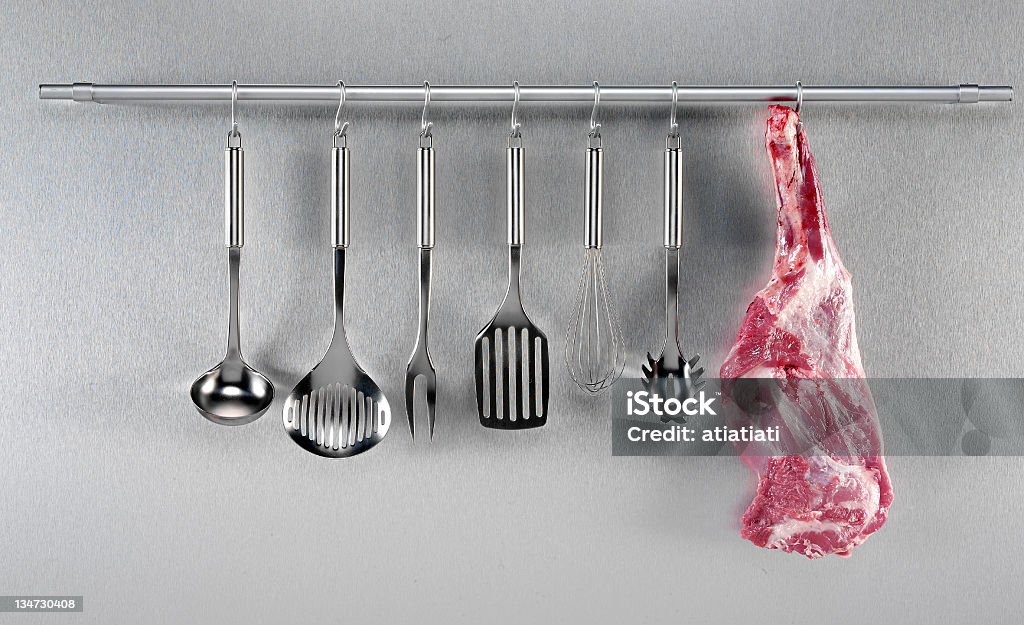 Utensílios de cozinha e perna de cordeiro - Foto de stock de Carne royalty-free