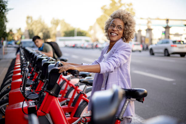 一緒に電動自転車を借りる友人の幸せな多様なカップル - bicycle cycling transportation mode of transport ストックフォトと画像