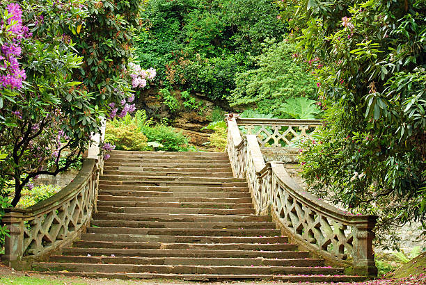 scale di pietra nel giardino del castello di hever, inghilterra - hever foto e immagini stock