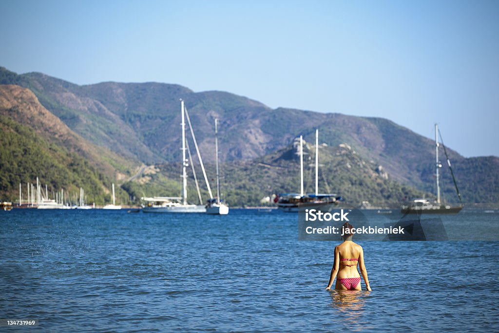 Młoda kobieta relaksujący na morzu - Zbiór zdjęć royalty-free (Azja)
