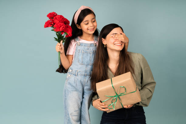 母の日の贈り物を持って興奮した女の子 - mothers day 写真 ストックフォトと画像