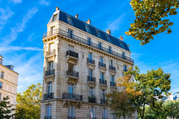パリ、典型的な建物 - building exterior built structure street paris france ストックフォトと画像