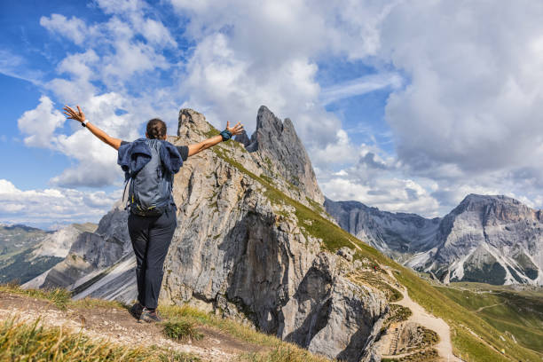 caminhadas na icônica paisagem ao ar livre seceda nas dolomitas - hiking outdoors woods tirol - fotografias e filmes do acervo