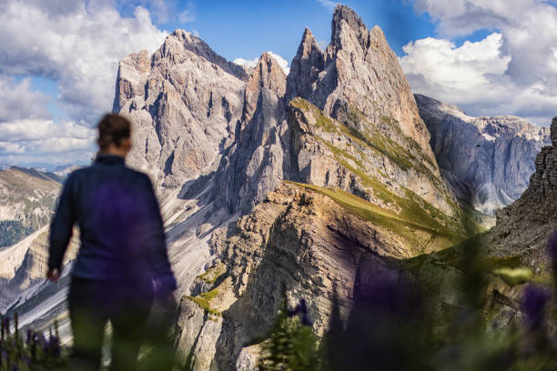 caminhadas na icônica paisagem ao ar livre seceda nas dolomitas - hiking outdoors woods tirol - fotografias e filmes do acervo