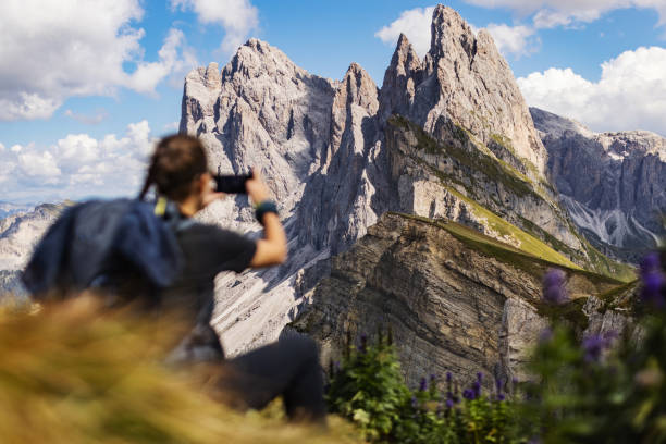 caminhadas na icônica paisagem ao ar livre seceda nas dolomitas - hiking outdoors woods tirol - fotografias e filmes do acervo