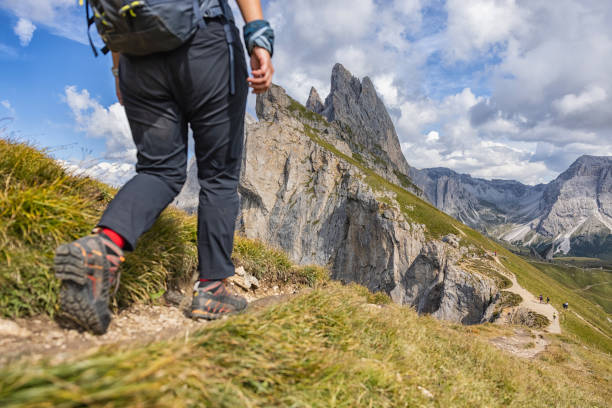 caminhadas na icônica paisagem ao ar livre seceda nas dolomitas - hiking outdoors woods tirol - fotografias e filmes do acervo