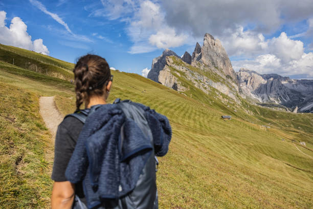 caminhadas na icônica paisagem ao ar livre seceda nas dolomitas - hiking outdoors woods tirol - fotografias e filmes do acervo