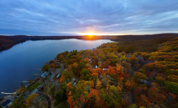 image aérienne prise au coucher du soleil sur le lac muskoka. situé près de huntsville et bracebridge, canada. - cottage autumn wood woods photos et images de collection