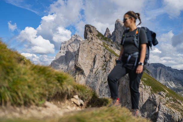 caminhadas na icônica paisagem ao ar livre seceda nas dolomitas - hiking outdoors woods tirol - fotografias e filmes do acervo