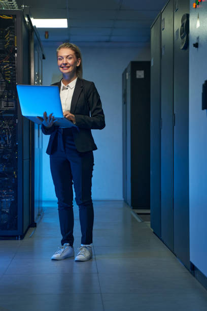administrateur système souriant travaillant sur la cybersécurité dans les centres de données - data center computer programmer women photos et images de collection