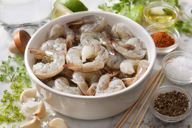 preparazione di tequila lime spiedini di gamberetti - seafood prawn dishware prepared shrimp foto e immagini stock