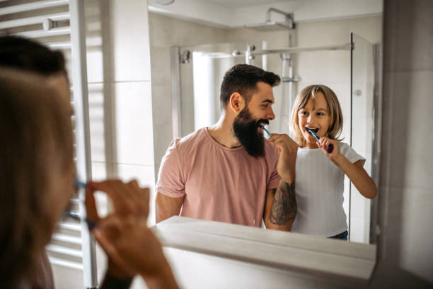 aprender sobre el cuidado dental - cepillar los dientes fotografías e imágenes de stock