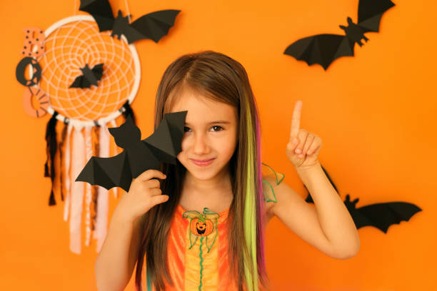 istock Child shows something above her head gesturing 1347346382