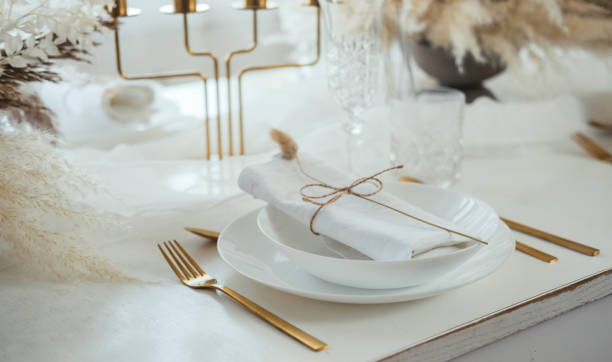 close up photo of table set up for christmas dinner party in a restaurant - flower arrangement dining room decor dining imagens e fotografias de stock