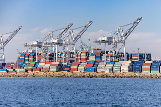 containerschiff im hafen von long beach - störung stock-fotos und bilder