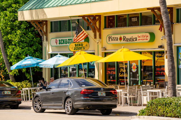 Photo of restaurants and shops in Delray Beach FL Delray Beach, FL, USA - October 17, 2021: Photo of restaurants and shops in Delray Beach FL delray beach fl stock pictures, royalty-free photos & images
