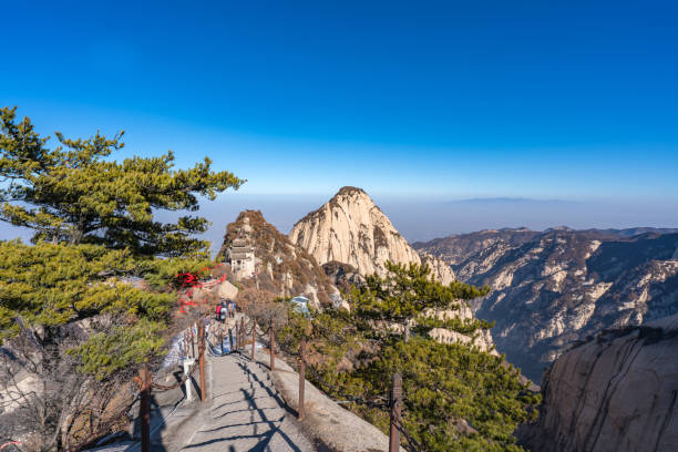 montanha huashan na china, xi'an, província de shaanxi, uma das montanhas sagradas - huangshan mountains - fotografias e filmes do acervo