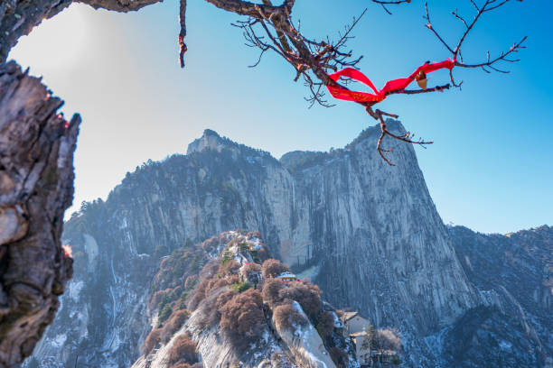 góra huashan w chinach, xi'an, prowincja shaanxi, jedna ze świętych gór - shaanxi province obrazy zdjęcia i obrazy z banku zdjęć