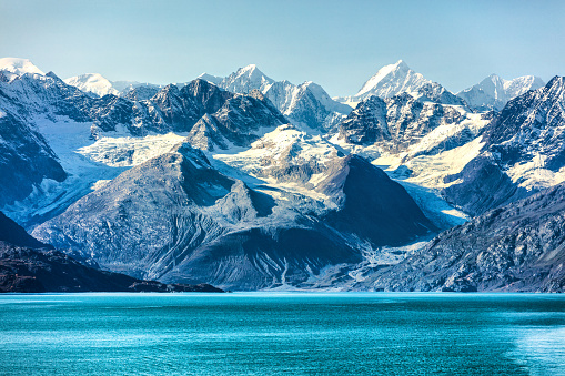 Crucero por Glacier Bay - Paisaje natural de Alaska. Parque Nacional Glacier Bay en Alaska, Estados Unidos. Vista panorámica desde las vacaciones en crucero por Alaska que muestran los picos de las montañas y los glaciares. photo
