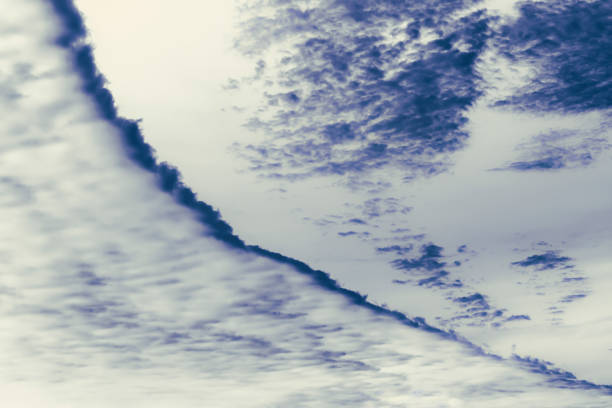 ライラックトーンの曇りの風景。 - cambered ストックフォトと画像