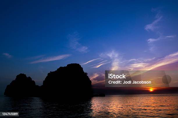 Phuket Tailândia Pôr Do Sol - Fotografias de stock e mais imagens de Alto - Descrição Física - Alto - Descrição Física, Ambiente dramático, Amor