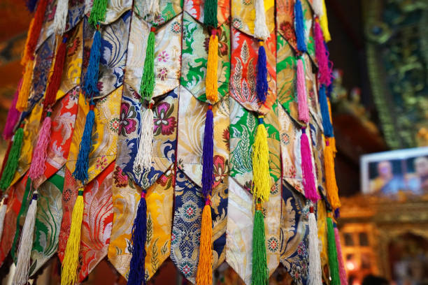 lanterne colorée en papier et en tissu décorée à l’intérieur du grand stupa du temple boudhanath - bodnath stupa kathmandu stupa flag photos et images de collection
