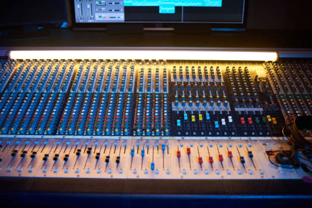 console di mixaggio audio professionale - stereo audio equipment sound electric mixer foto e immagini stock