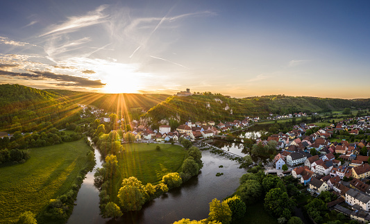 Foto aérea con dron del mercado Kallmünz Kallmuenz en Baviera con el río Naab y Vils y ruinas del castillo durante la puesta de sol, Alemania photo