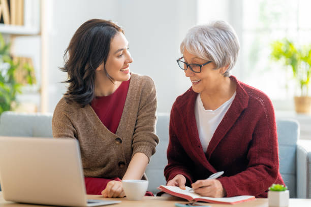 kobiety z papierowym paragonem - senior adult retirement financial advisor finance zdjęcia i obrazy z banku zdjęć