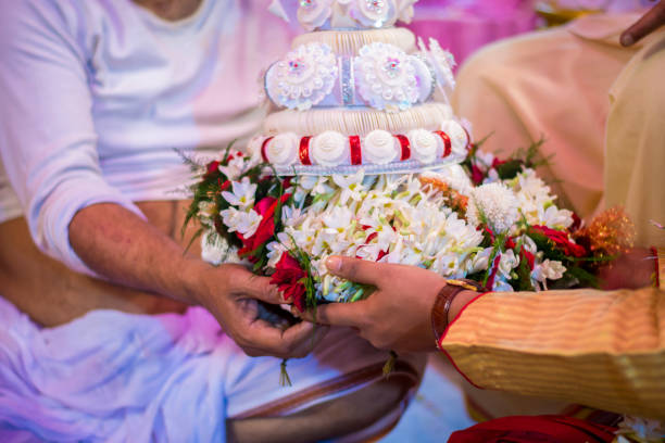 rituel de mariage bengali donnant mala et topor au marié, père sampradan rituel gros plan bengali mariage stock photo - soi bangla photos et images de collection