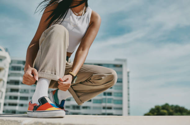 街で一日を過ごす認識できない女性のショット - fashion shoe outdoors beautiful ストックフォトと画像