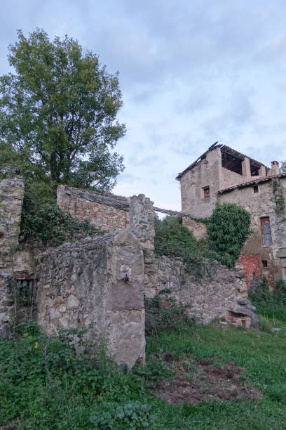 istock Details old abandoned rural farmhouse 1347460693