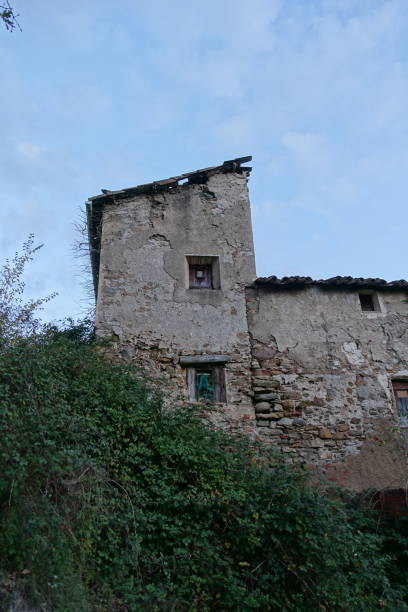 istock Details old abandoned rural farmhouse 1347460701