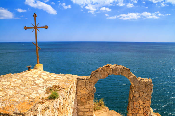 paysage côtier - vue de la chapelle orthodoxe de saint-nicolas au cap kaliakra - kaliakra photos et images de collection