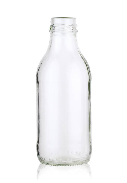 garrafa de vidro vazia - copo pequeno para bebida alcoólica - fotografias e filmes do acervo