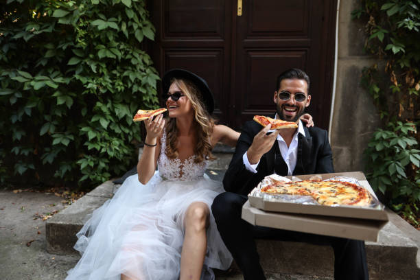 braut und bräutigam an einem hochzeitstag - newlywed stock-fotos und bilder